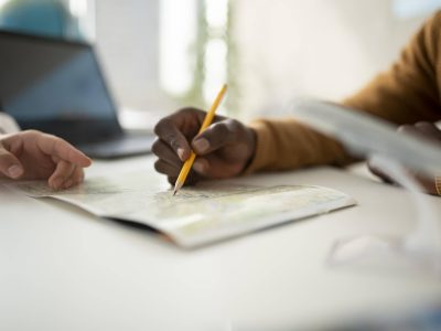 close-up-hand-holding-pencil